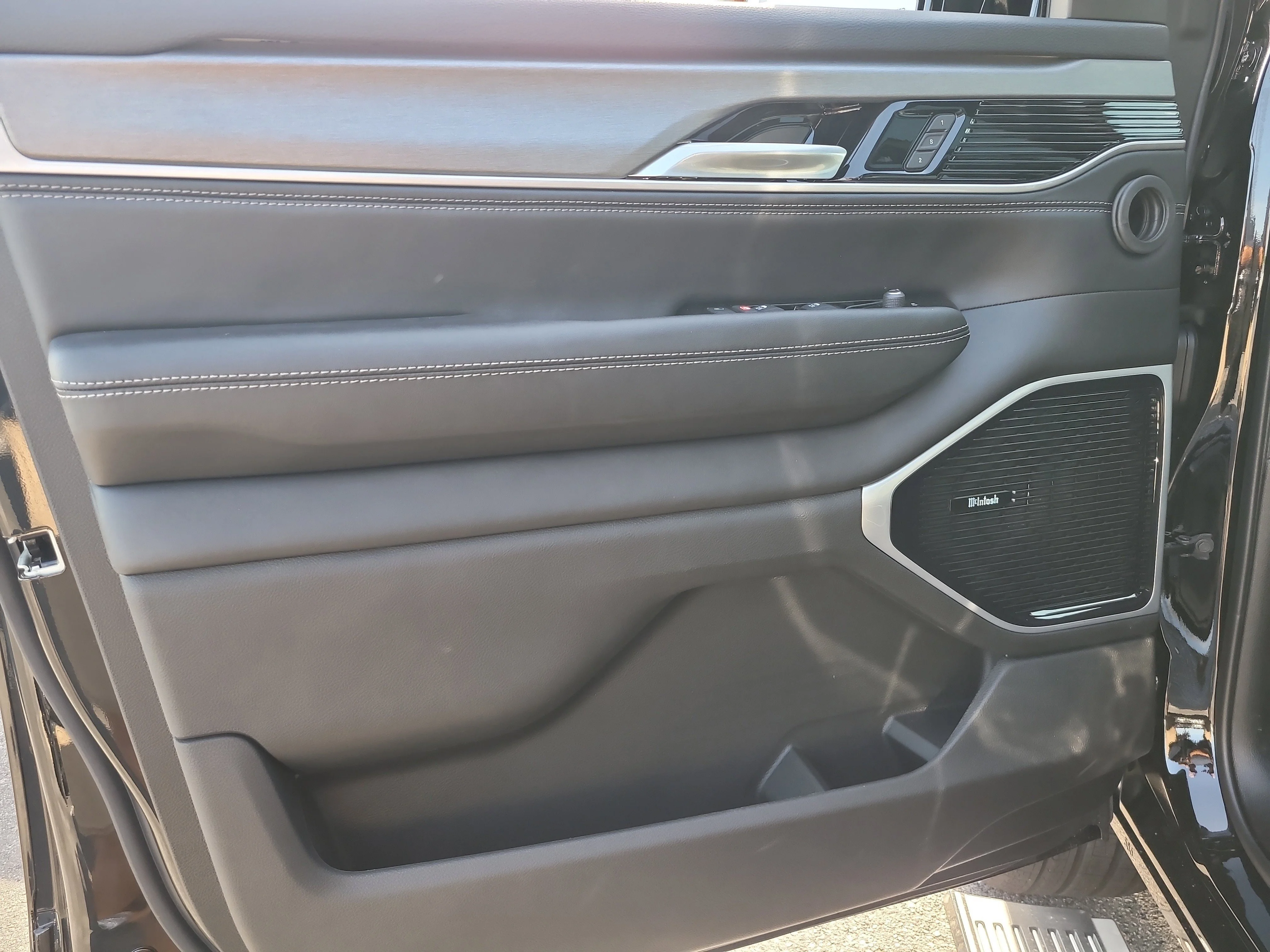 New 2026 High Gloss Black Jeep Limited Reserve image 14
