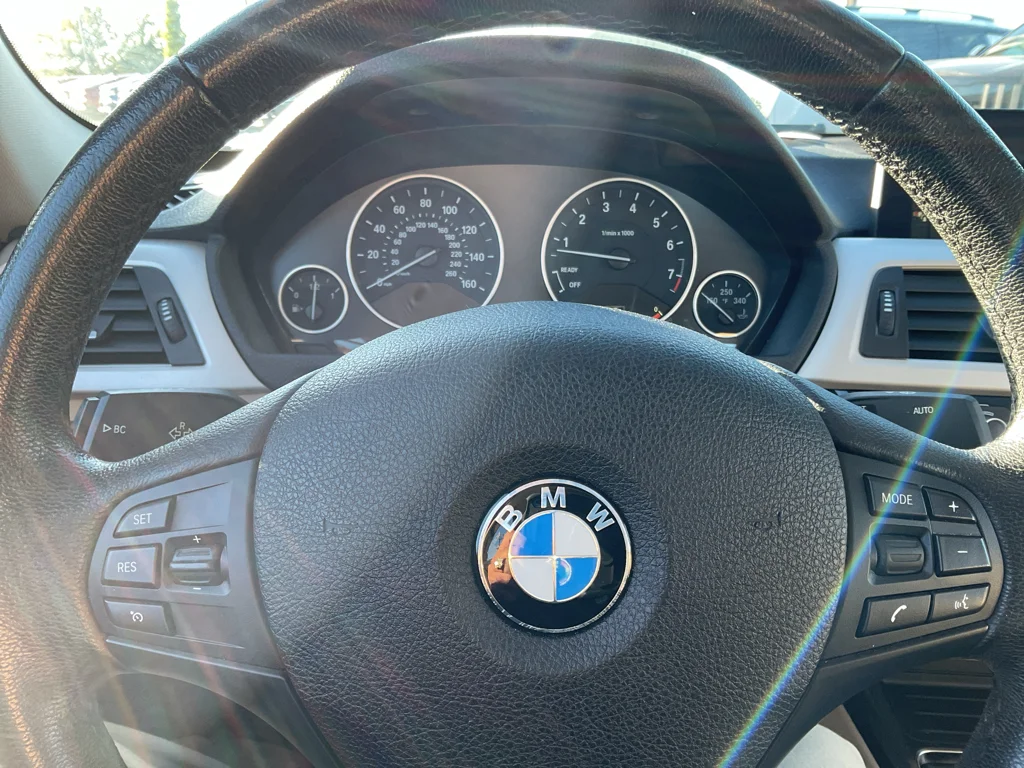 Used 2018 Mediterranean Blue Metallic BMW 320i xDrive image 25