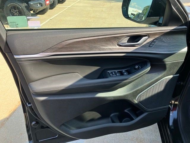 New 2026 Diamond Black Crystal Pearl-Coat Exterior Paint Jeep Limited Reserve image 8