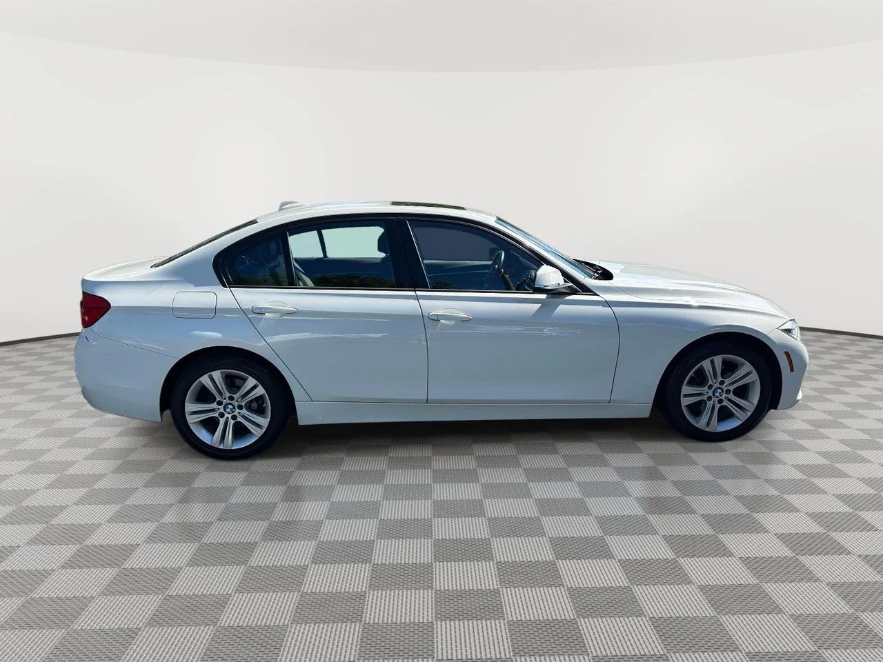 Used 2016 Alpine White BMW xDrive image 2