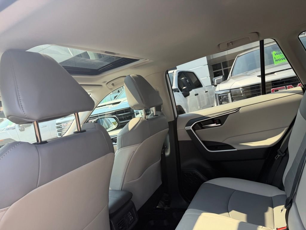 Used 2025 Pearl Toyota XLE Premium image 18
