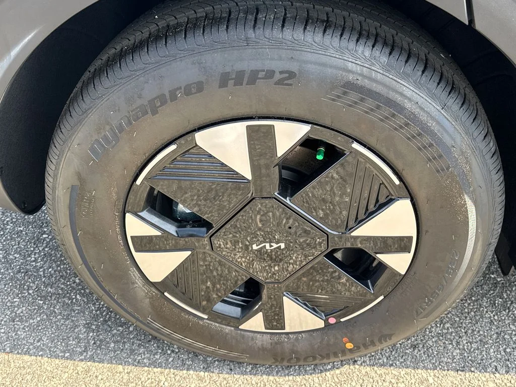 New 2026 Steel Gray Kia LX image 17