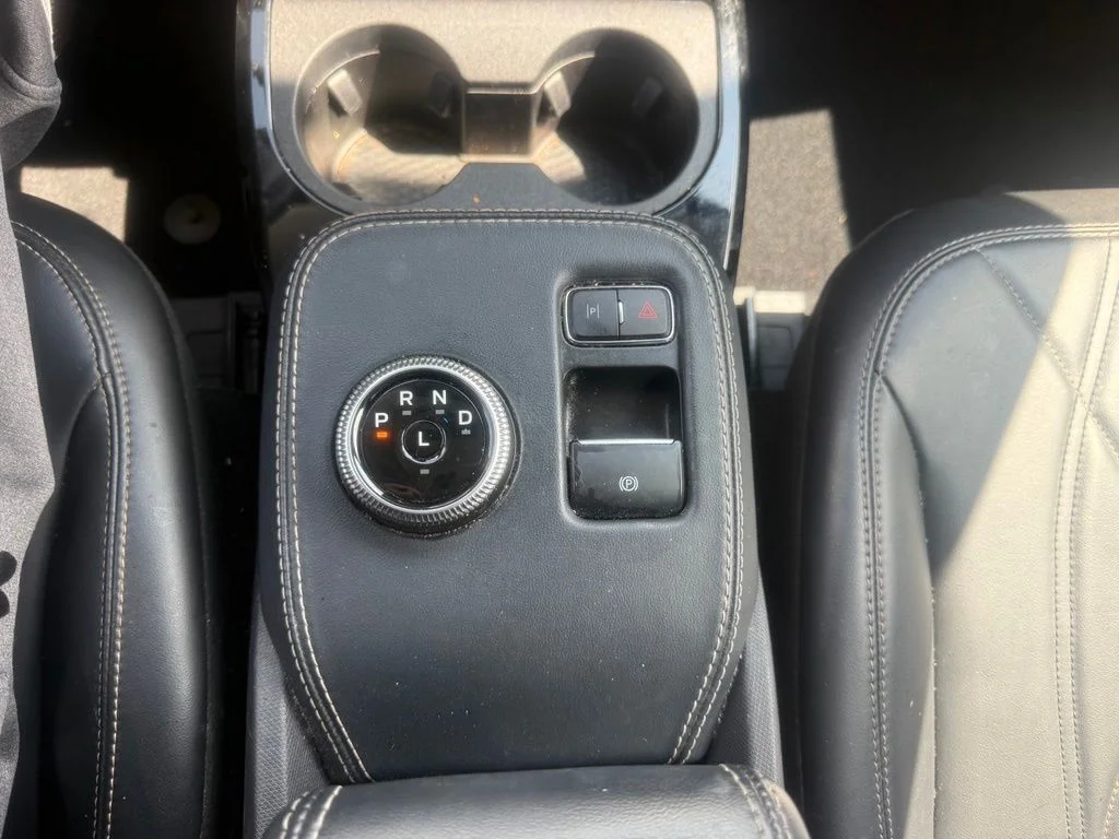 Used 2022 White Metallic Ford Select image 27