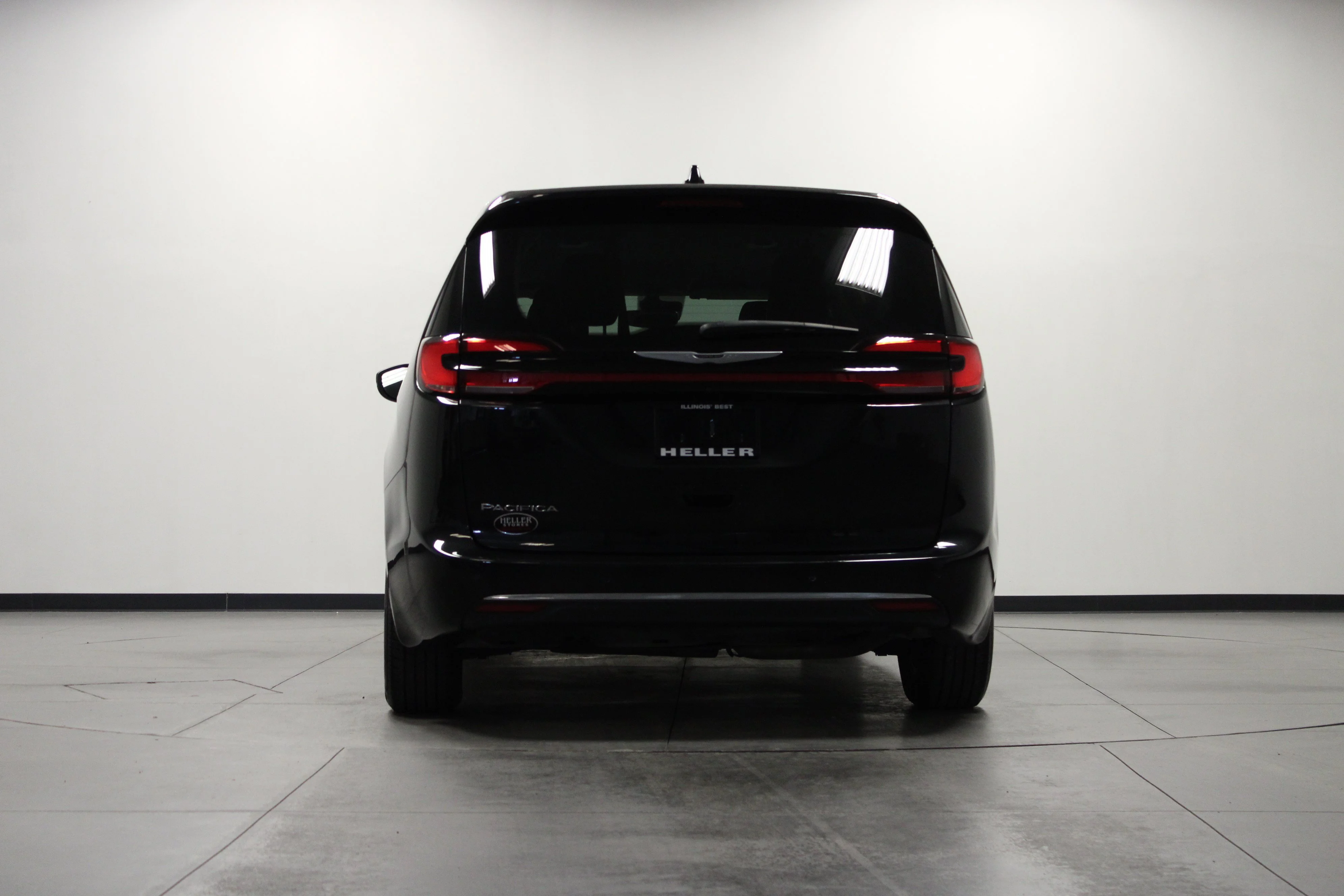 Used 2023 Brilliant Black Crystal Pearlcoat Chrysler Touring L image 5