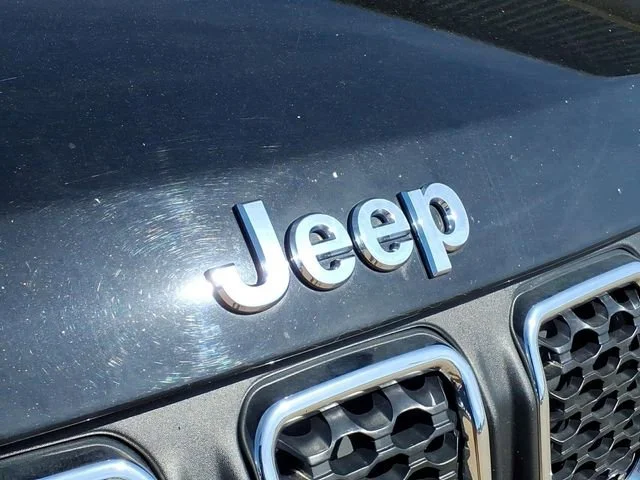 Used 2024  Jeep Latitude image 25