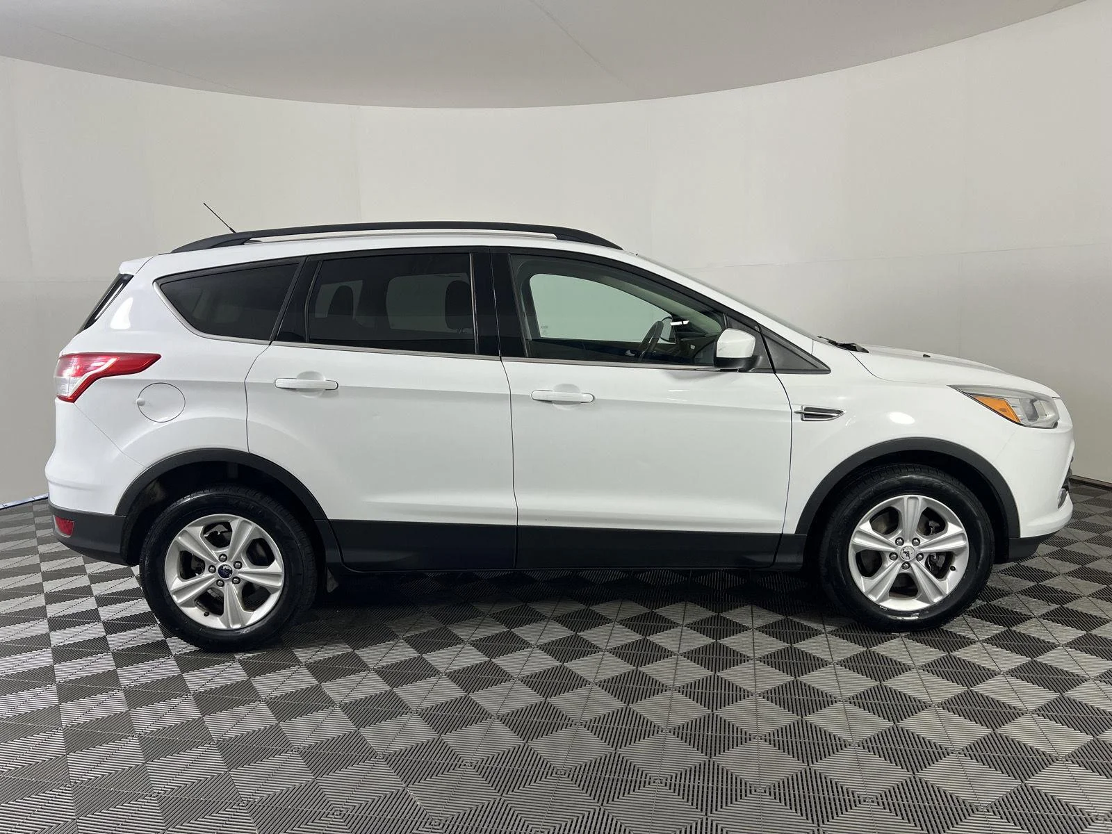 Used 2016 Wh Ford SE image 23