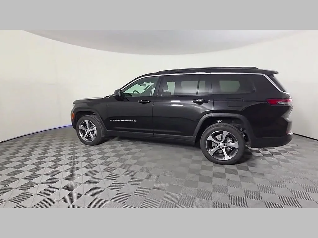 New 2026 Diamond Black Crystal Pearl-Coat Exterior Paint Jeep Limited image 32