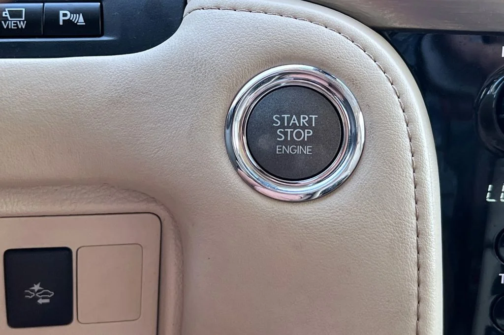 Used 2017  Lexus 570 image 27