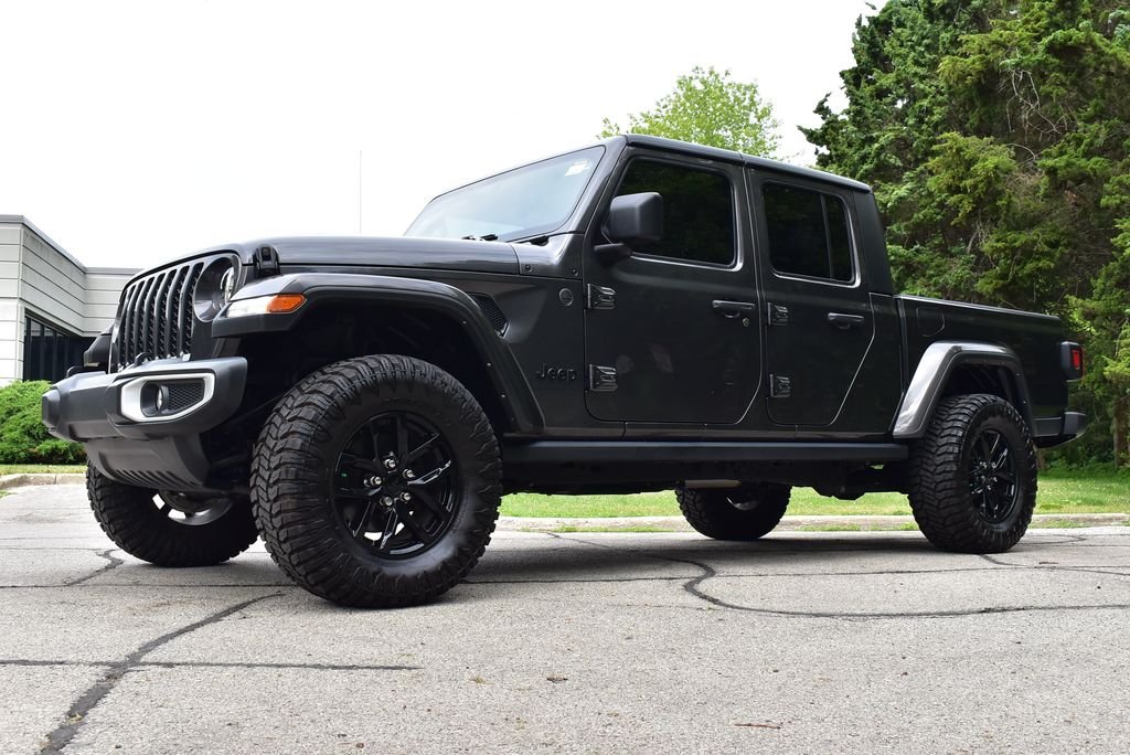 Used 2022 Crystal Metallic Jeep Sport image 13