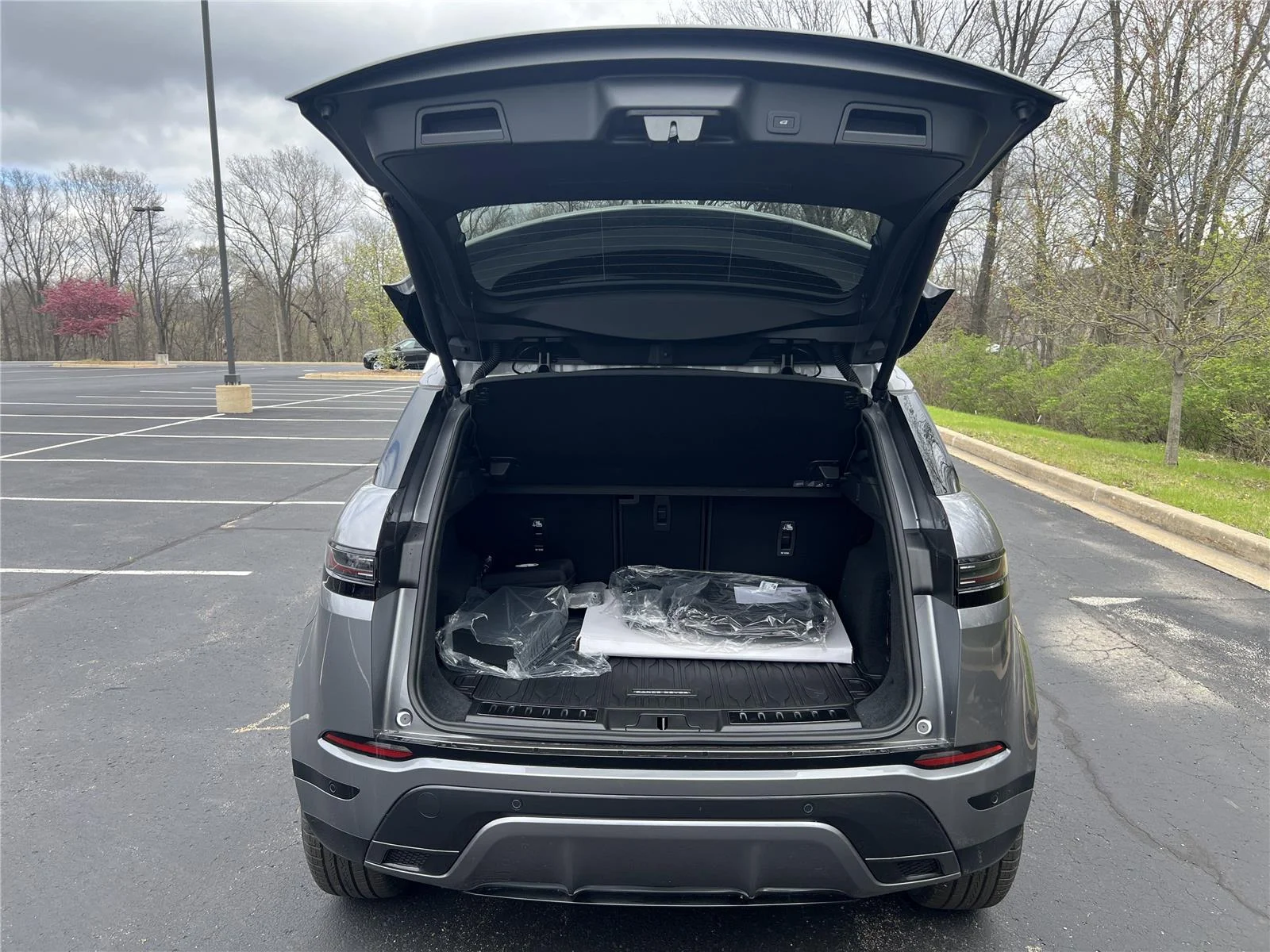 New 2026 Eiger Grey Land Rover Dynamic SE image 31