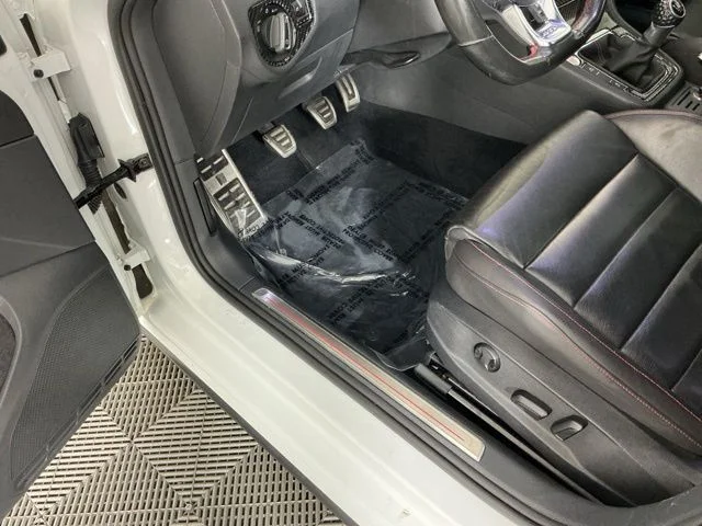 Used 2016  Volkswagen Autobahn image 15