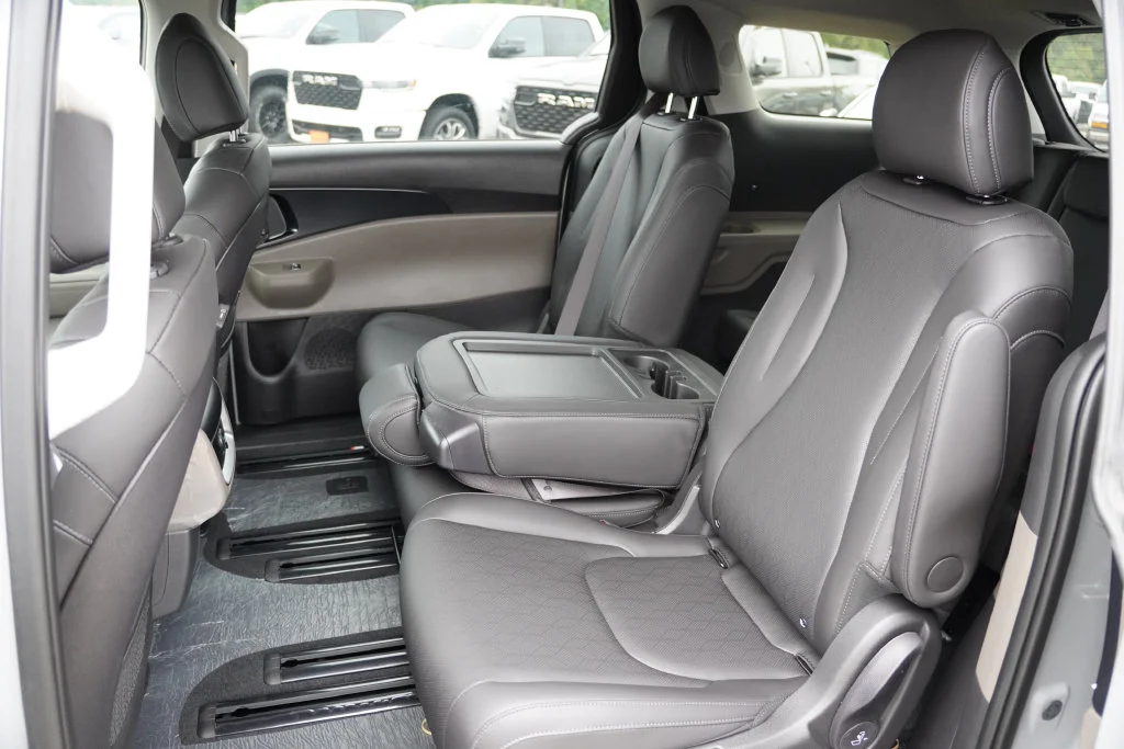 New 2027 Ceramic Silver Kia LXS image 11