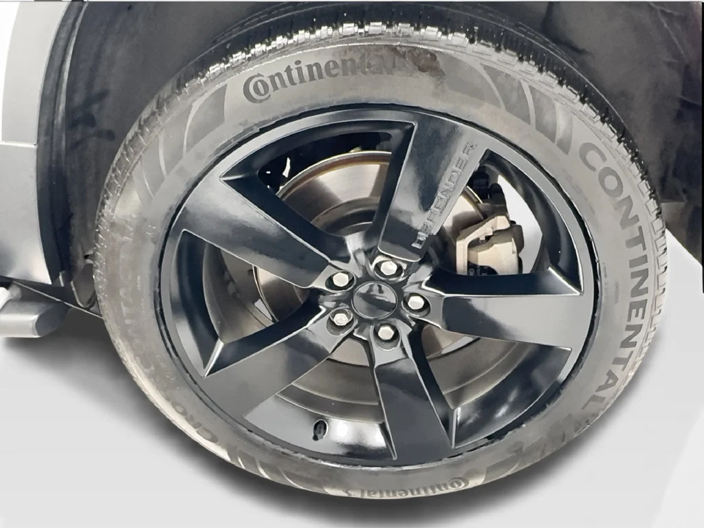 Used 2023 White Land Rover SE image 12