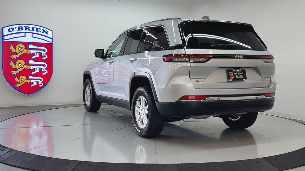 Used 2023 Silver Jeep Laredo image 6