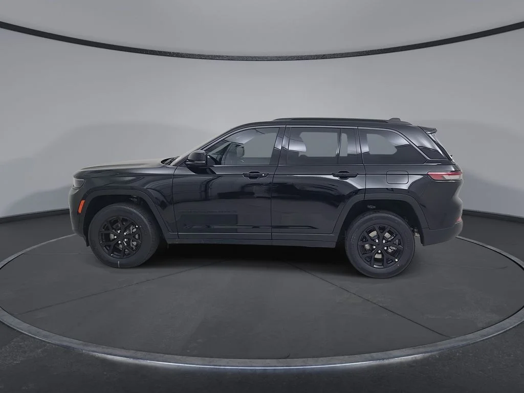 New 2026 Diamond Black Crystal Pearl-Coat Exterior Paint Jeep Altitude image 9