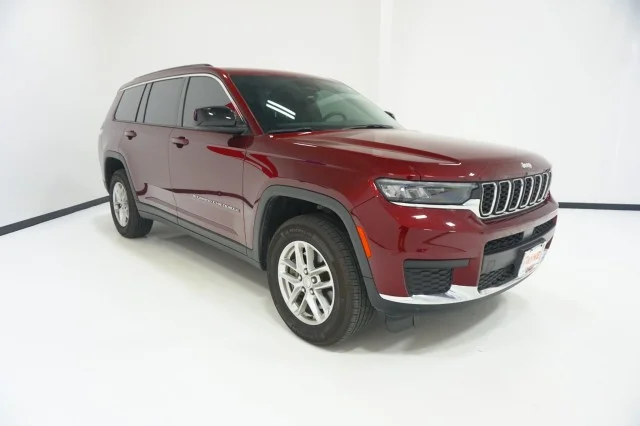 Used 2025 VELVET RED PRLC Jeep Laredo image 3