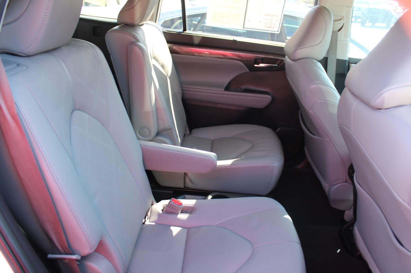Used 2021 Blizzard Pearl Toyota Platinum image 5