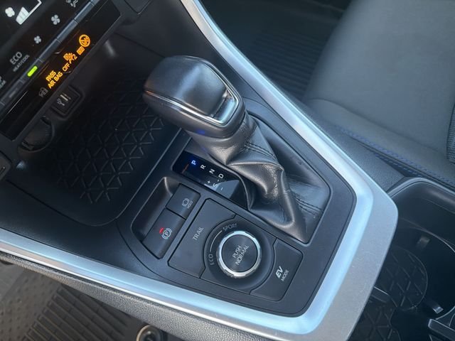 2025 Toyota RAV4 SE - Photo 24
