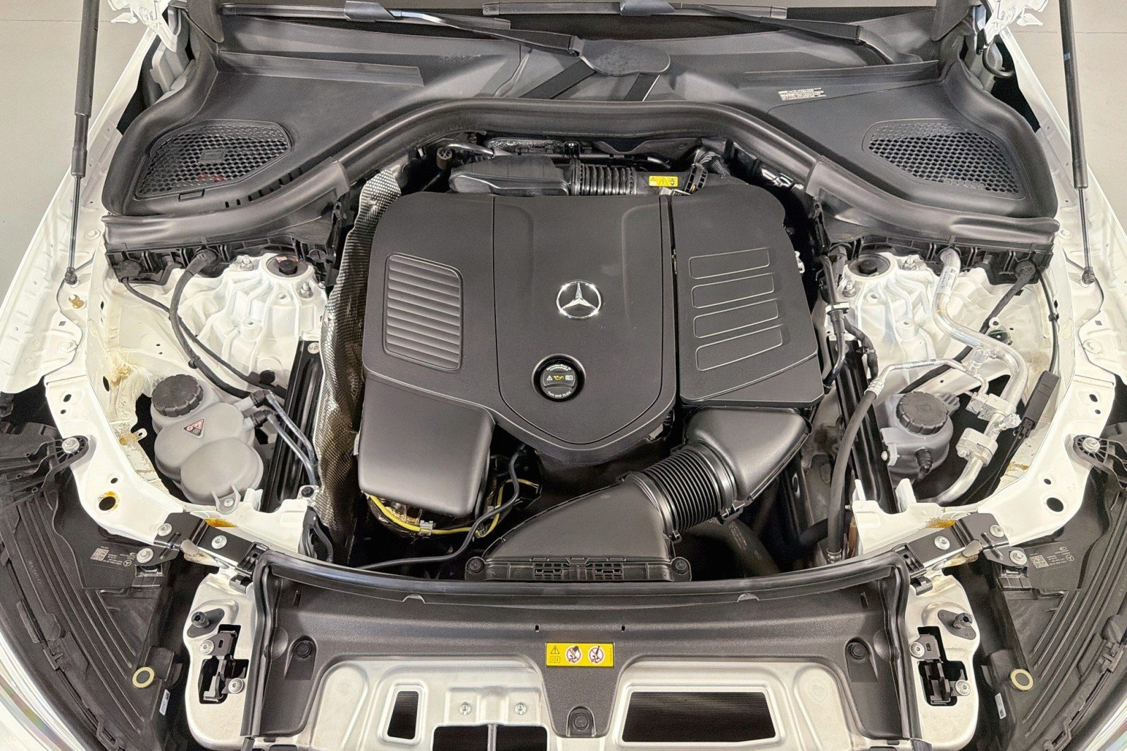 Certified Used 2025 Polar White Mercedes-Benz GLC 300 image 11