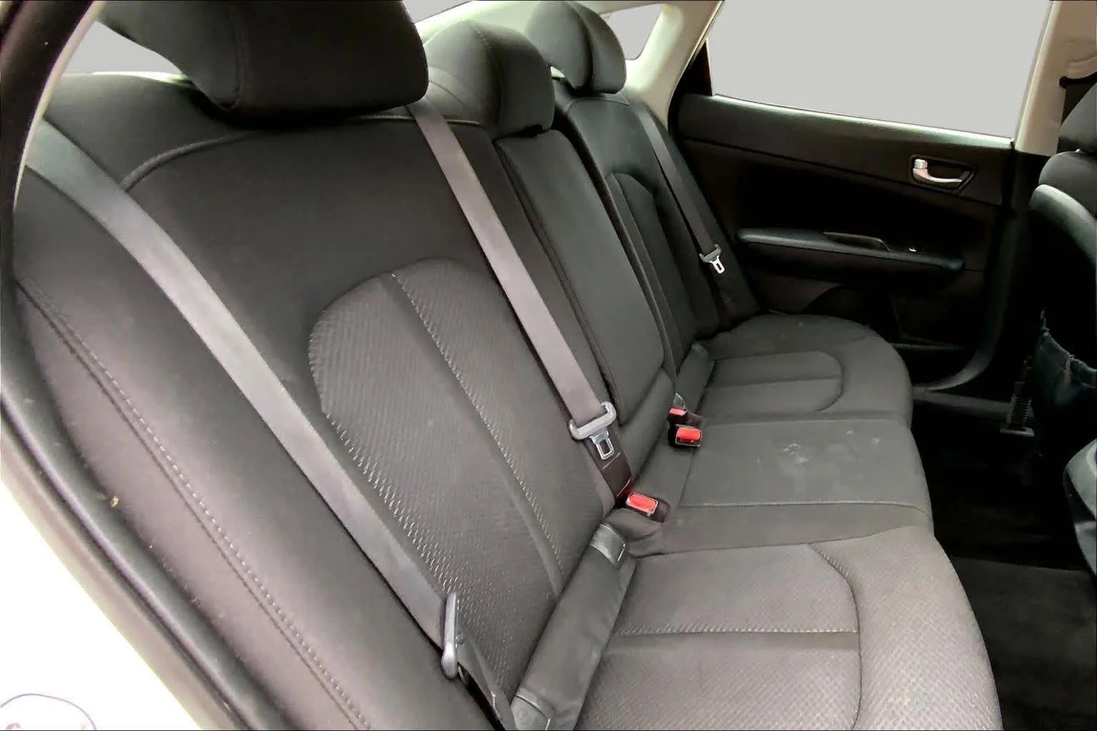 Used 2018 Snow White Pearl Kia LX image 18