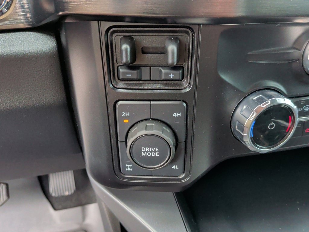 Used 2025 Agate Black Metallic Ford Lariat image 29