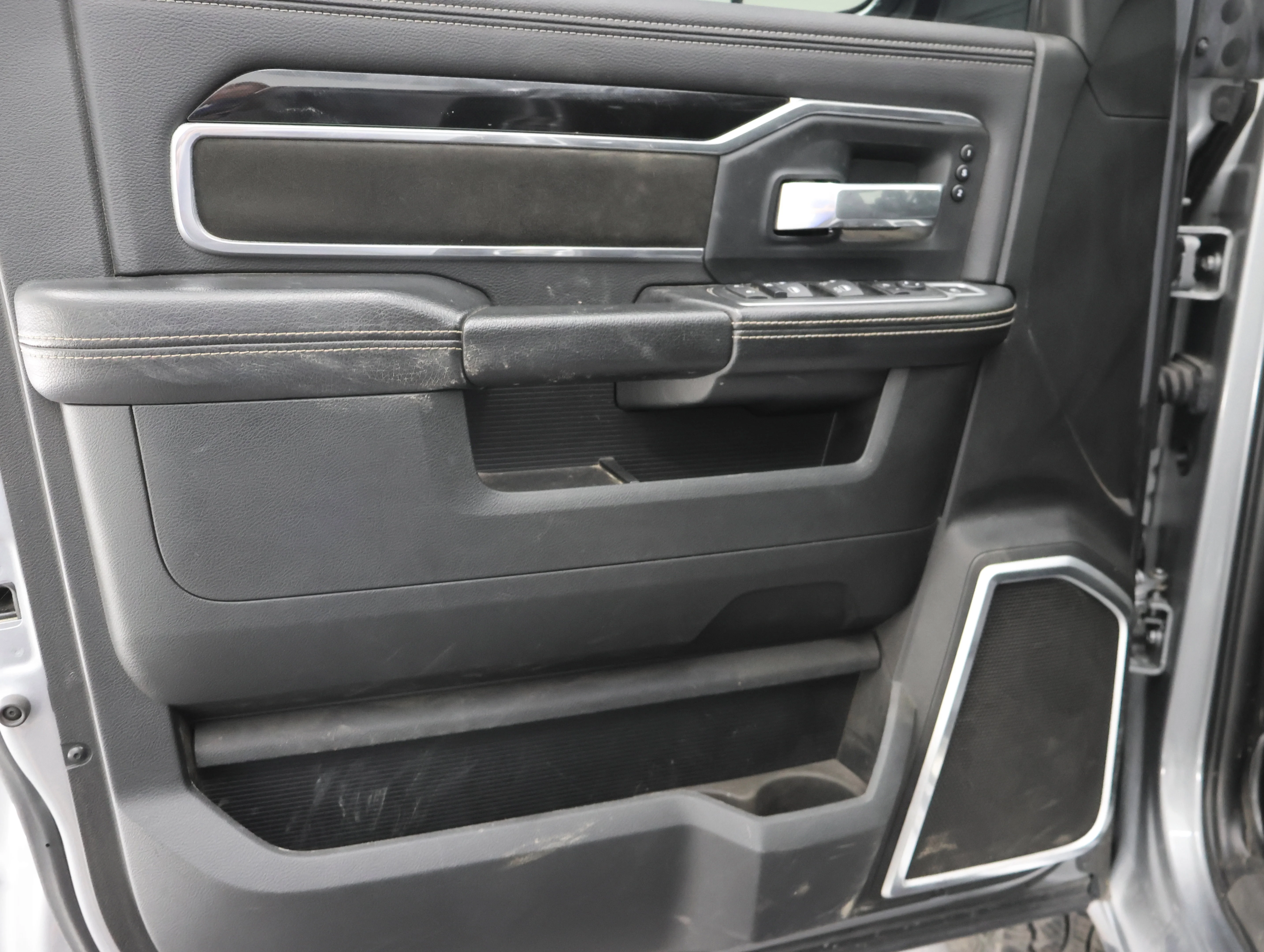 Used 2020 Billet Silver Metallic Clearcoat Ram Laramie image 46