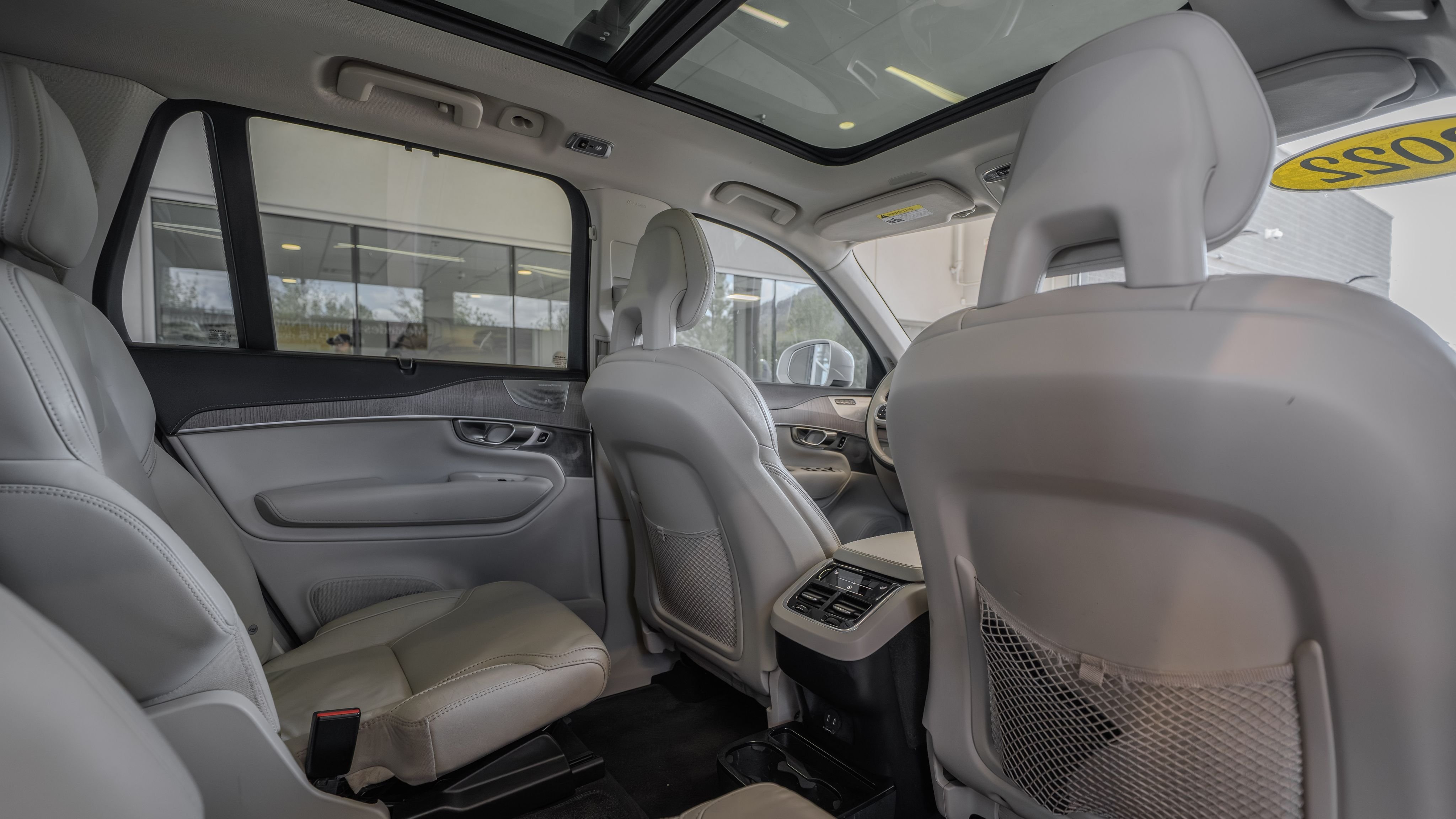 Used 2022 Crystal White Volvo T6 Inscription image 28