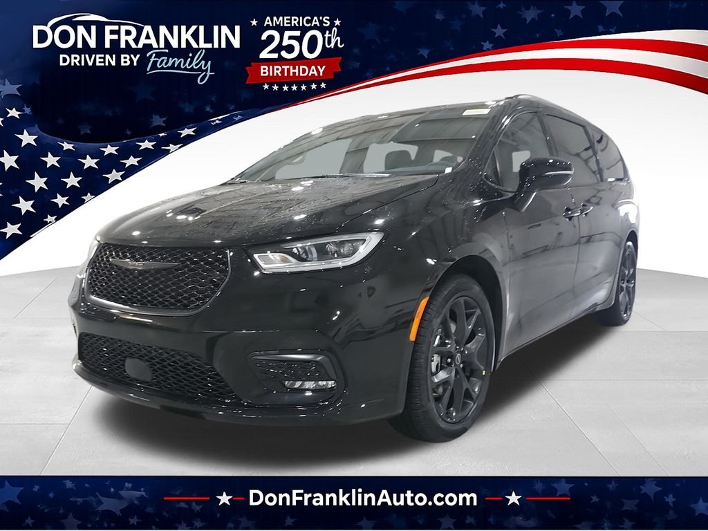 New 2026 Diamond Black Crystal Pearl-Coat Exterior Paint Chrysler Select image 1