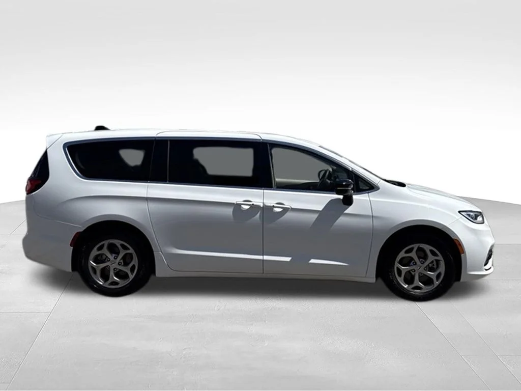 Used 2024 Bright White Clearcoat Chrysler Limited image 8