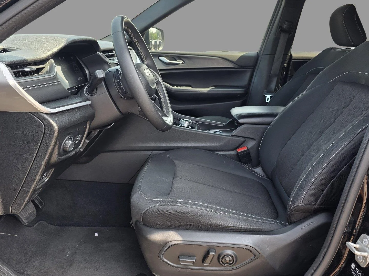 Used 2024 Diamond Black Crystal Pearlcoat Jeep Laredo image 20