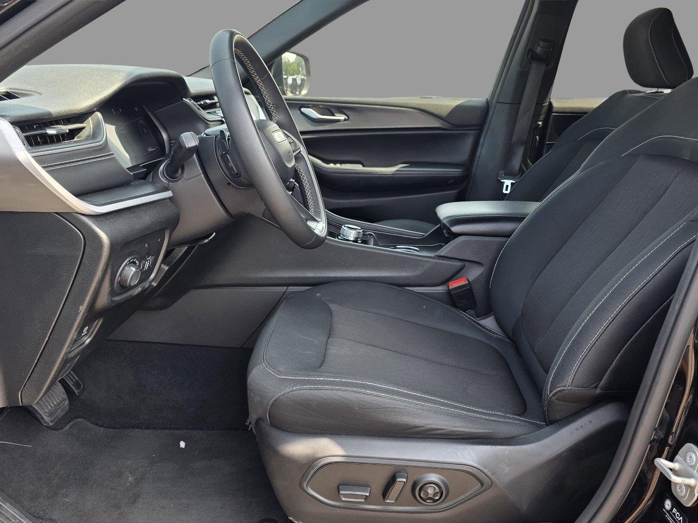 Used 2024 Diamond Black Crystal Pearlcoat Jeep Laredo image 20