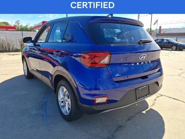 Used 2022 Blue Hyundai SE image 4