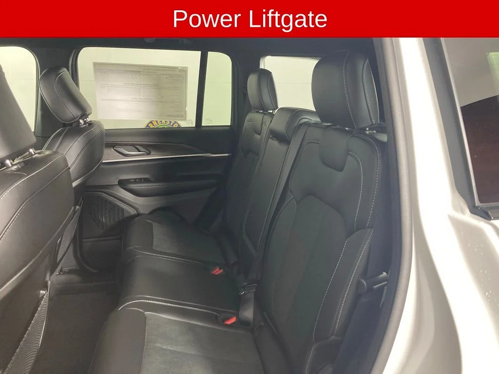 New 2026 Bright White Clear-Coat Exterior Paint Jeep Altitude image 15