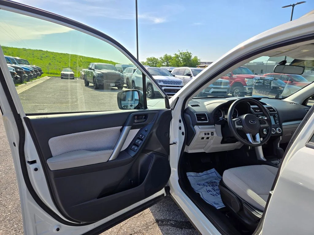 Used 2018 White Subaru 2.5i image 12