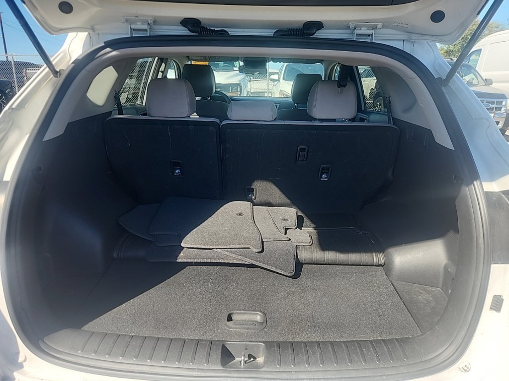 Used 2017 Winter White Hyundai SE image 17
