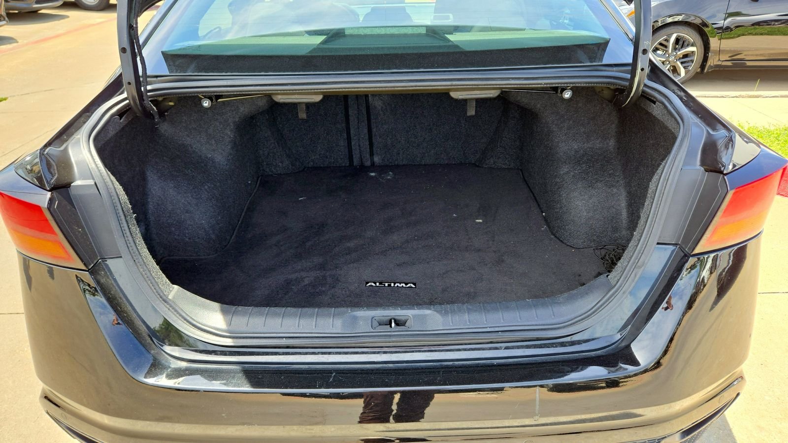 Used 2022 Black Nissan 2.5 SV image 23
