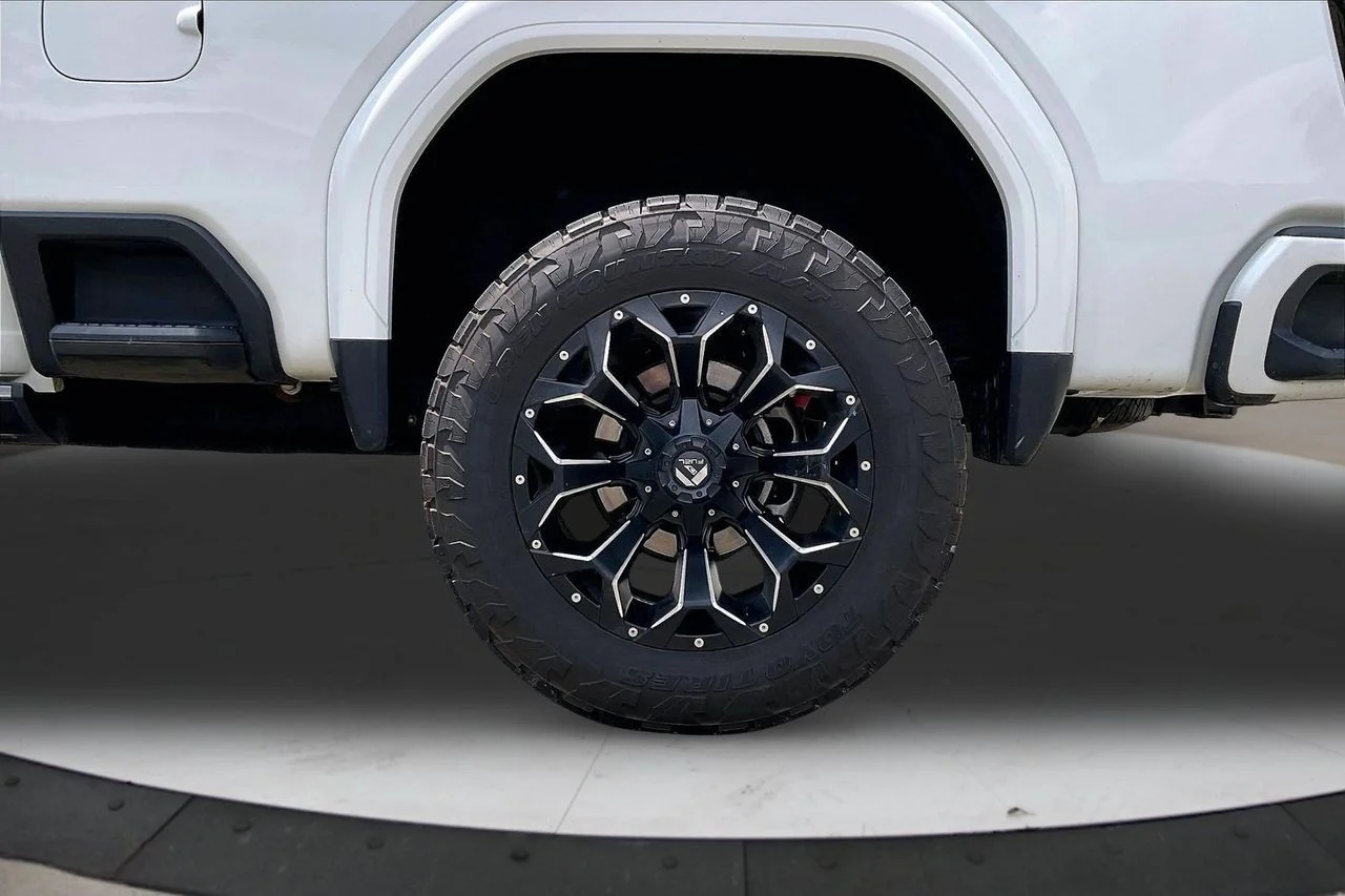 Used 2021 White GMC Denali image 37