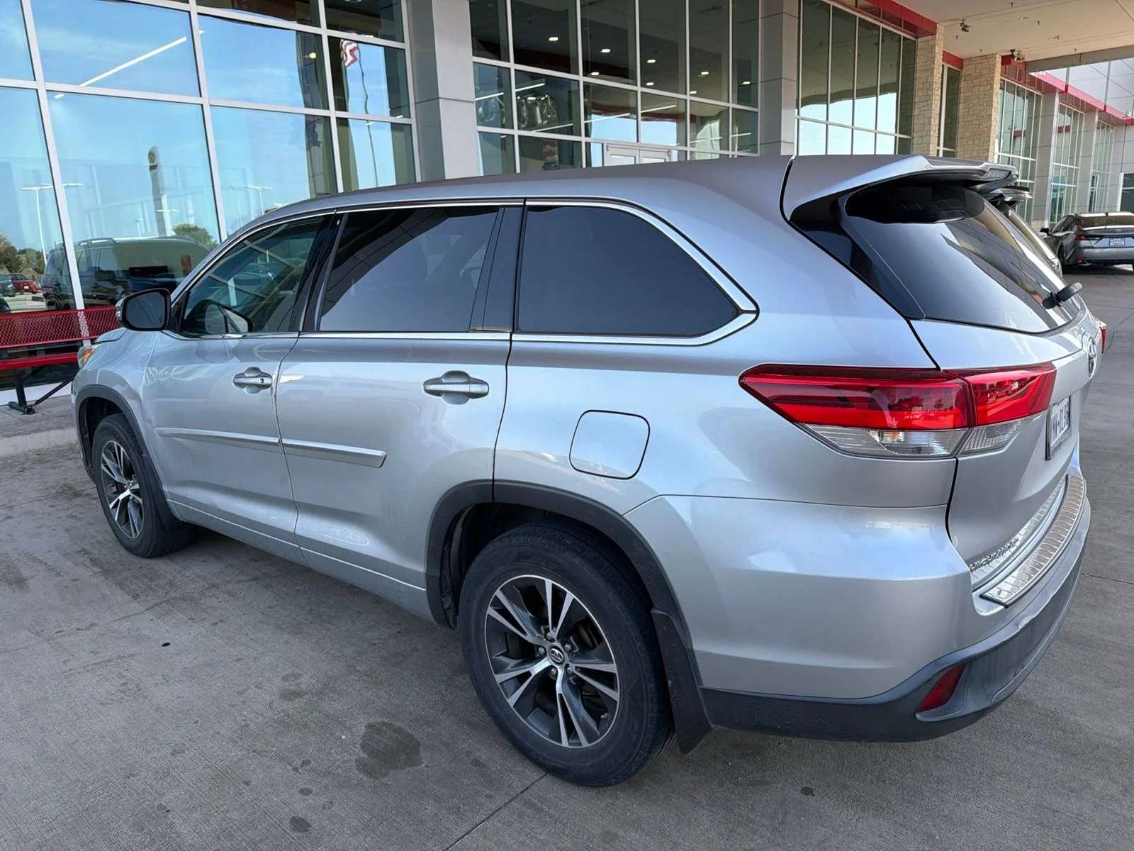 Used 2018 Silver Toyota LE image 11