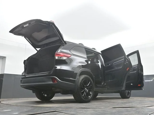 Used 2019 Midnight Black Metallic Toyota SE image 57