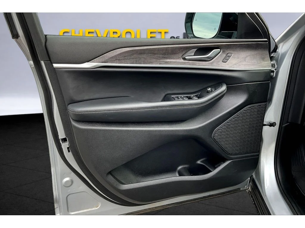 Used 2024  Jeep Limited image 16