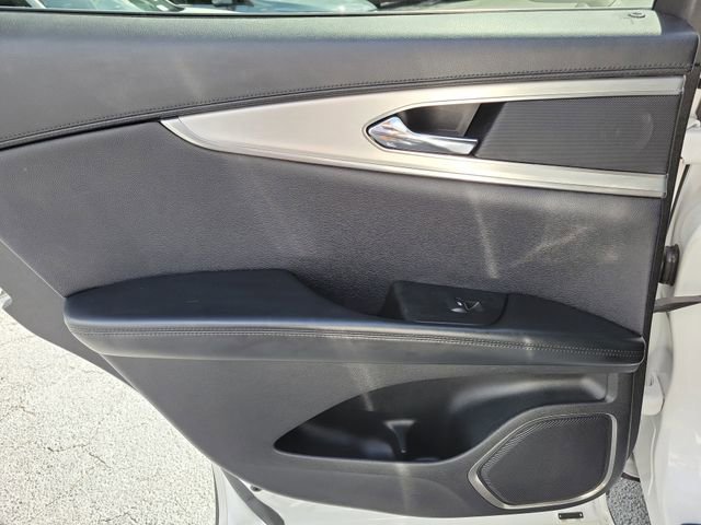 Used 2016 White Lincoln Premiere image 13