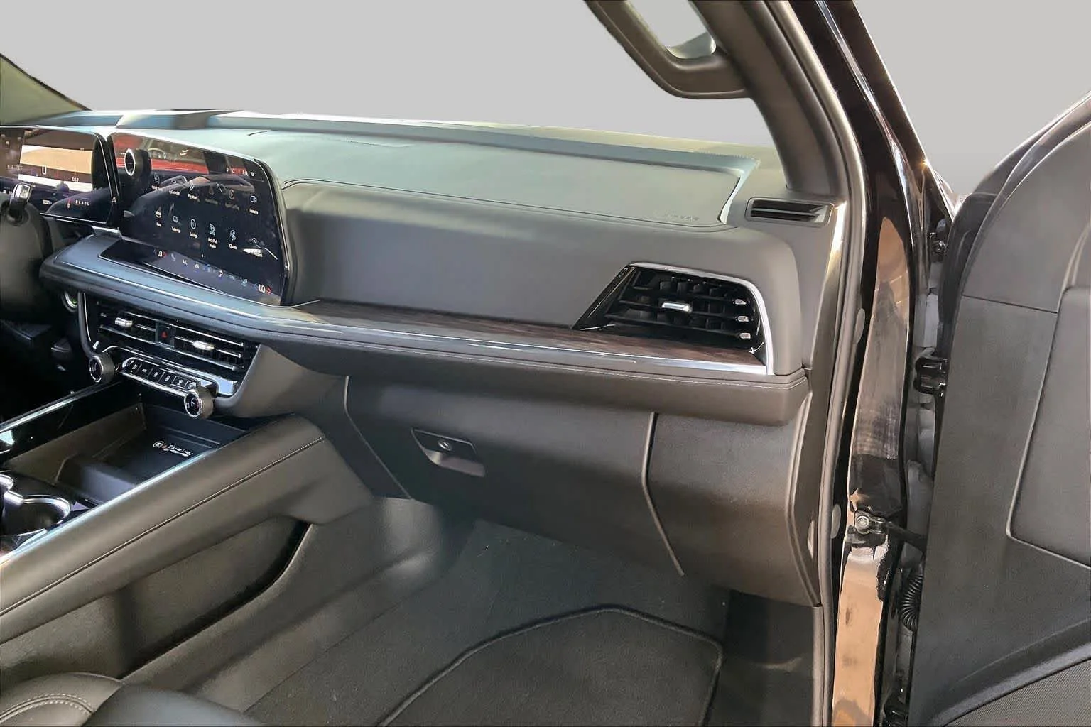 Used 2025 Black Chevrolet Z71 image 18