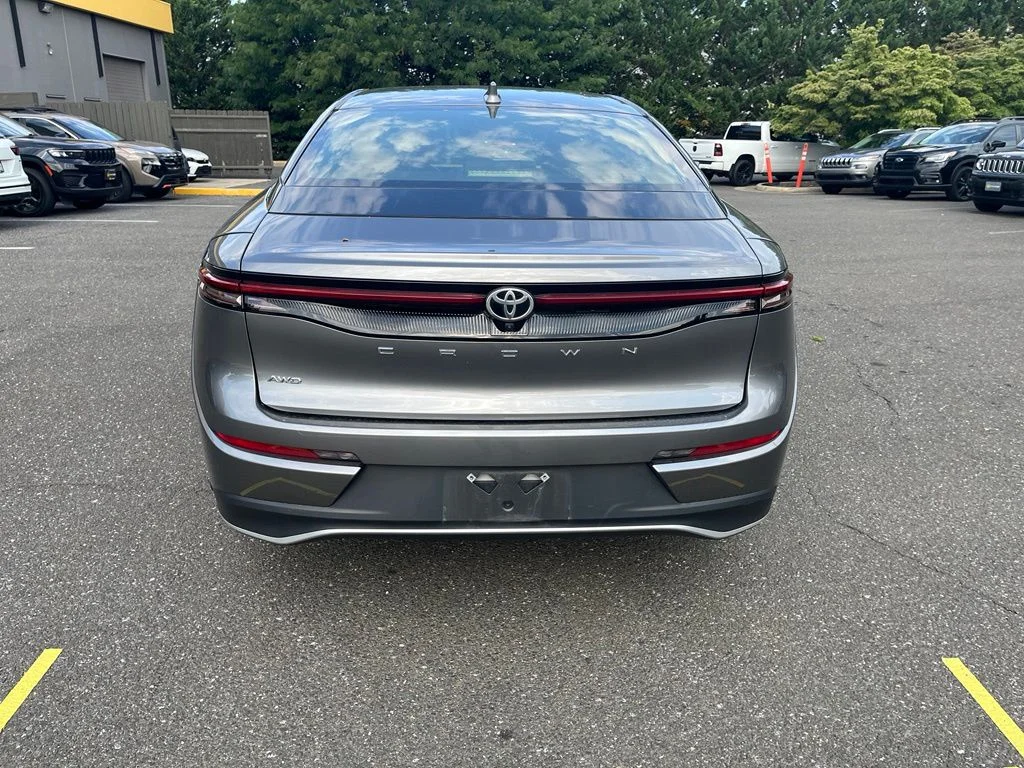 Used 2023  Toyota XLE image 6