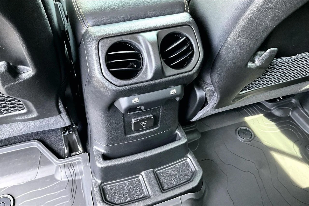 New 2026 Black Clear-Coat Exterior Paint Jeep Sahara image 15