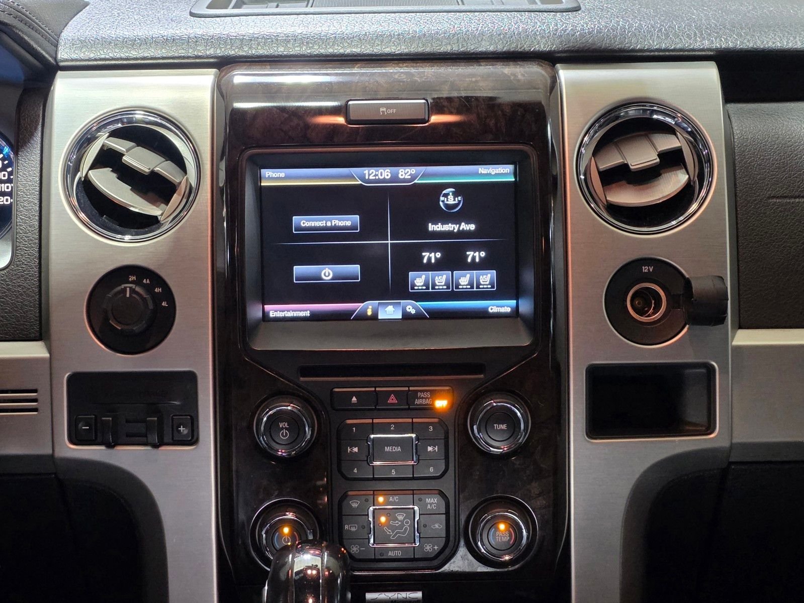 Used 2013 White Platinum Clearcoat Metallic Ford Platinum image 19