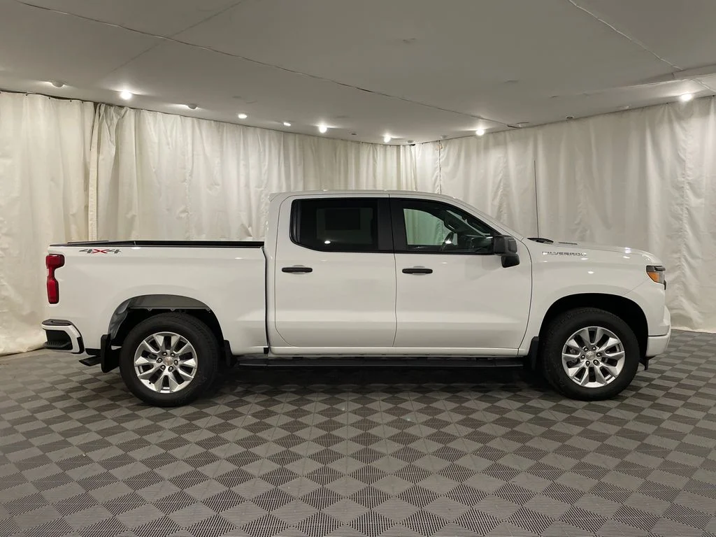 New 2026 Summit White Chevrolet Custom image 4