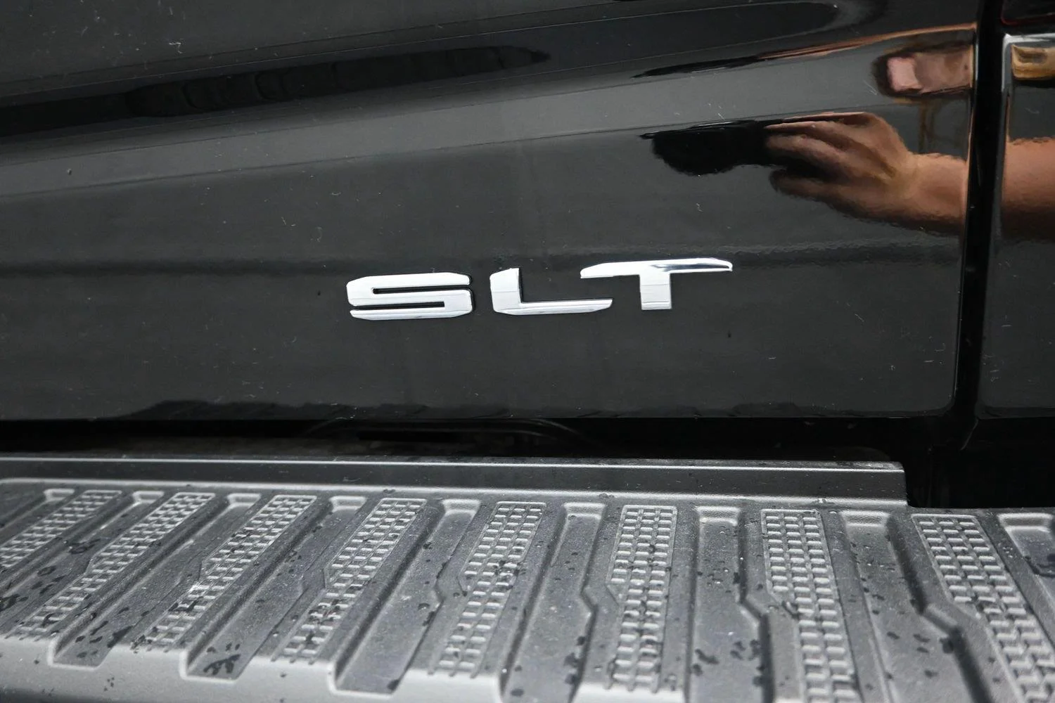 Used 2023 ONYX BLACK GMC SLT image 18