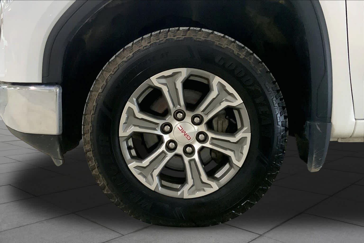 Used 2021 Summit White GMC SLE image 11