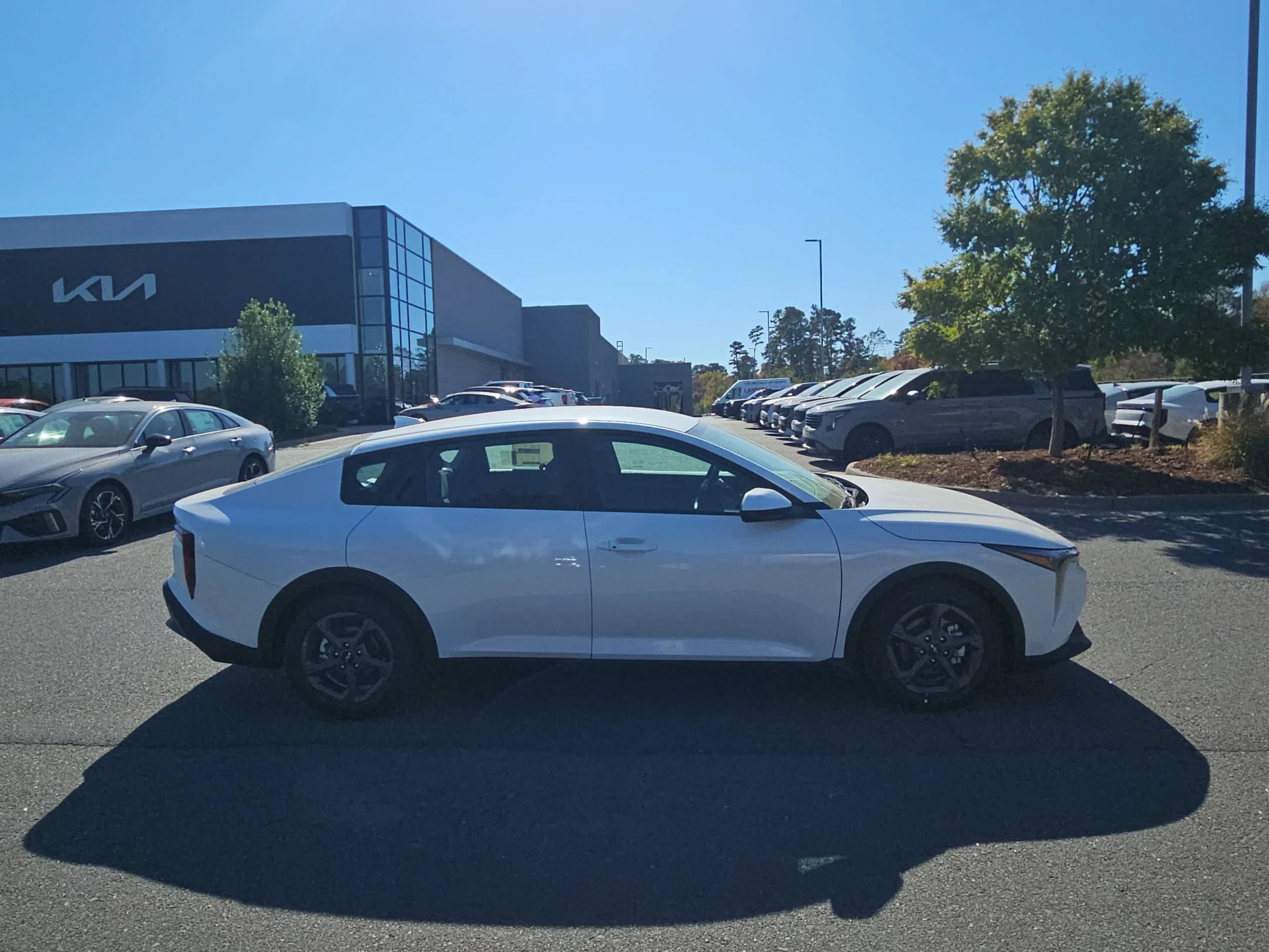 New 2026 Snow White Pearl Kia LXS image 8