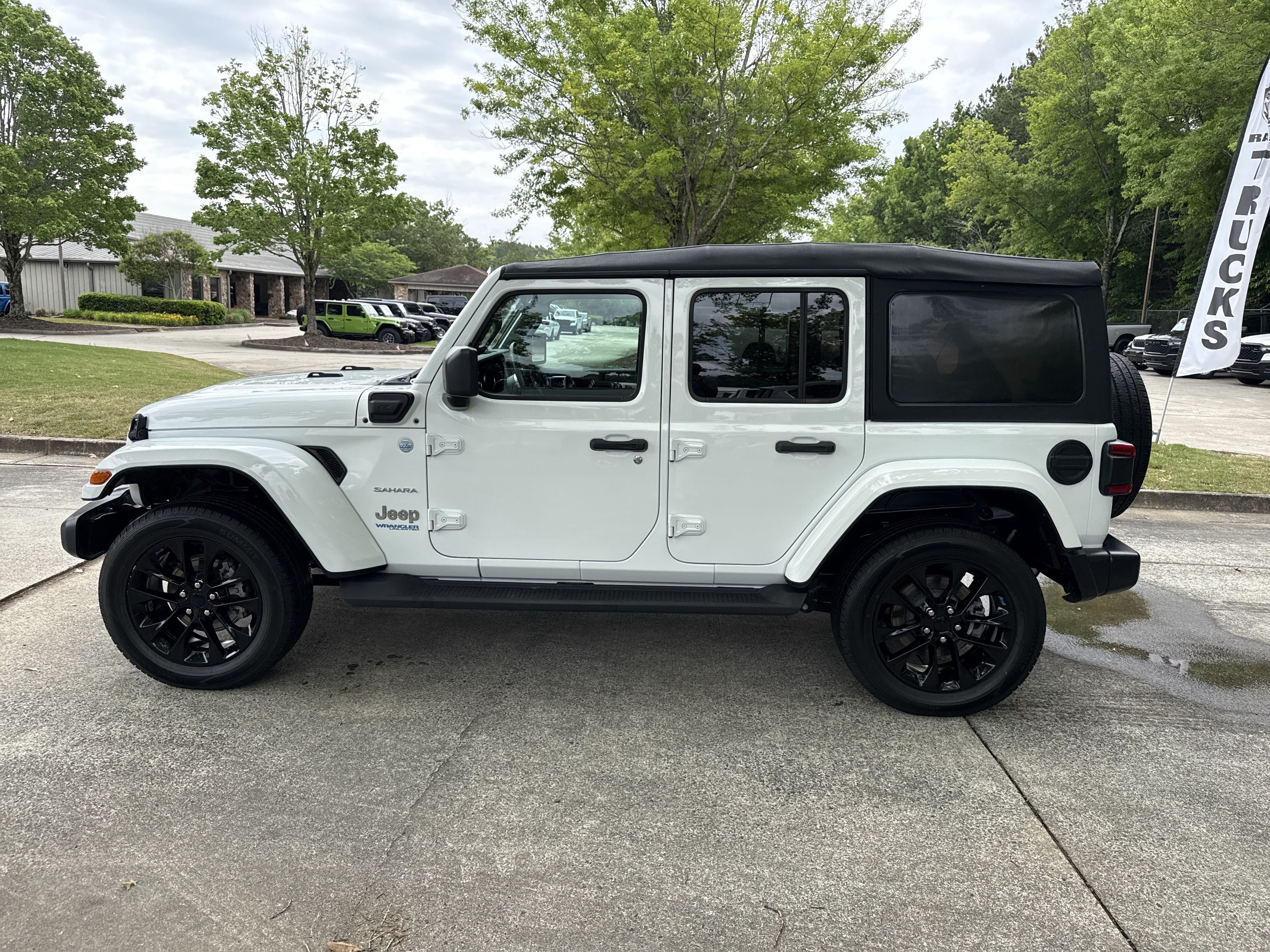 Used 2022 Bright White Clearcoat Jeep Unlimited Sahara image 4